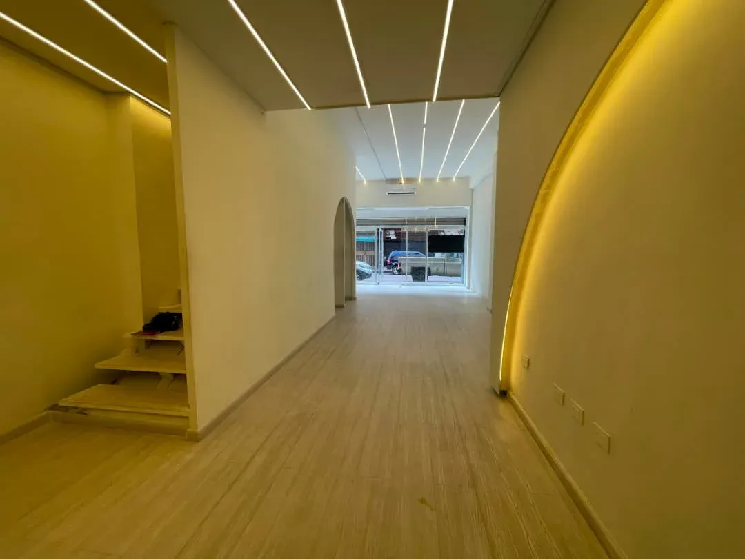 EN ALQUILER Excelente Local comercial ubicado en el centro de Valencia, Av Díaz Moreno - 9