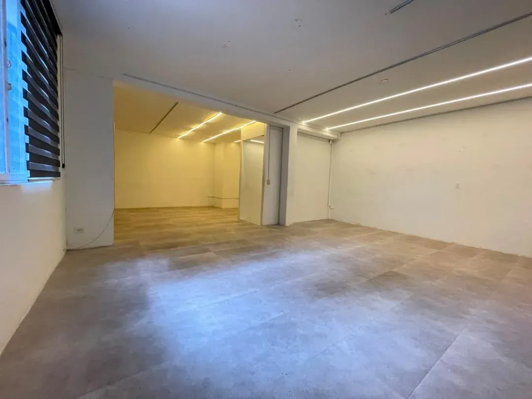 EN ALQUILER Excelente Local comercial ubicado en el centro de Valencia, Av Díaz Moreno - 11
