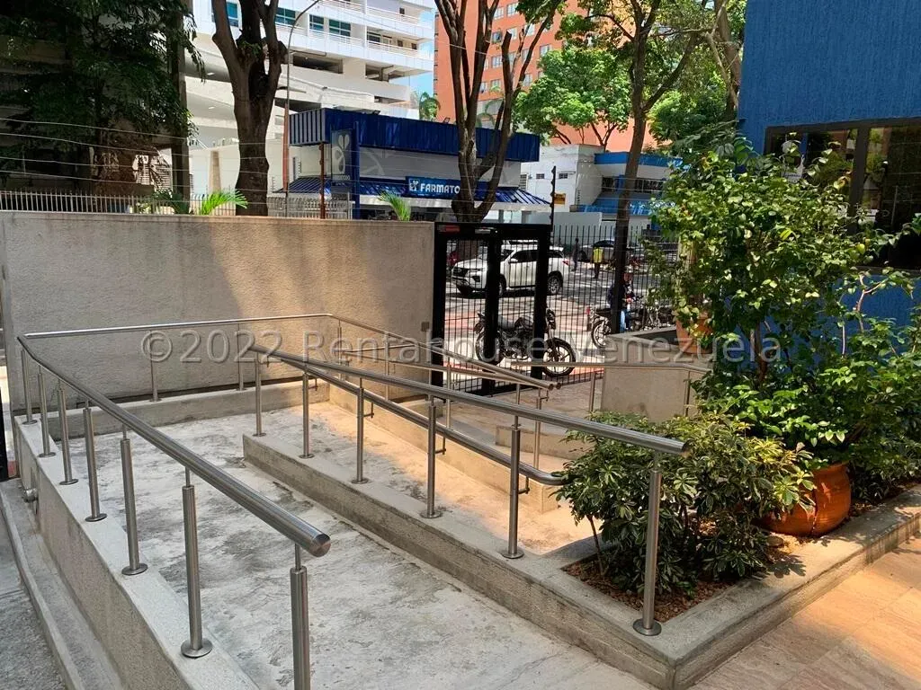 Edificio en Venta Las Mercedes 26-13841 / 0414-3702803 - 4