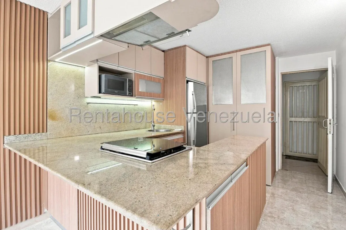 Venta de Precioso Apartamento Totalmente Remodelado | Cocina Equipada | 2 Hab + 1 Baño