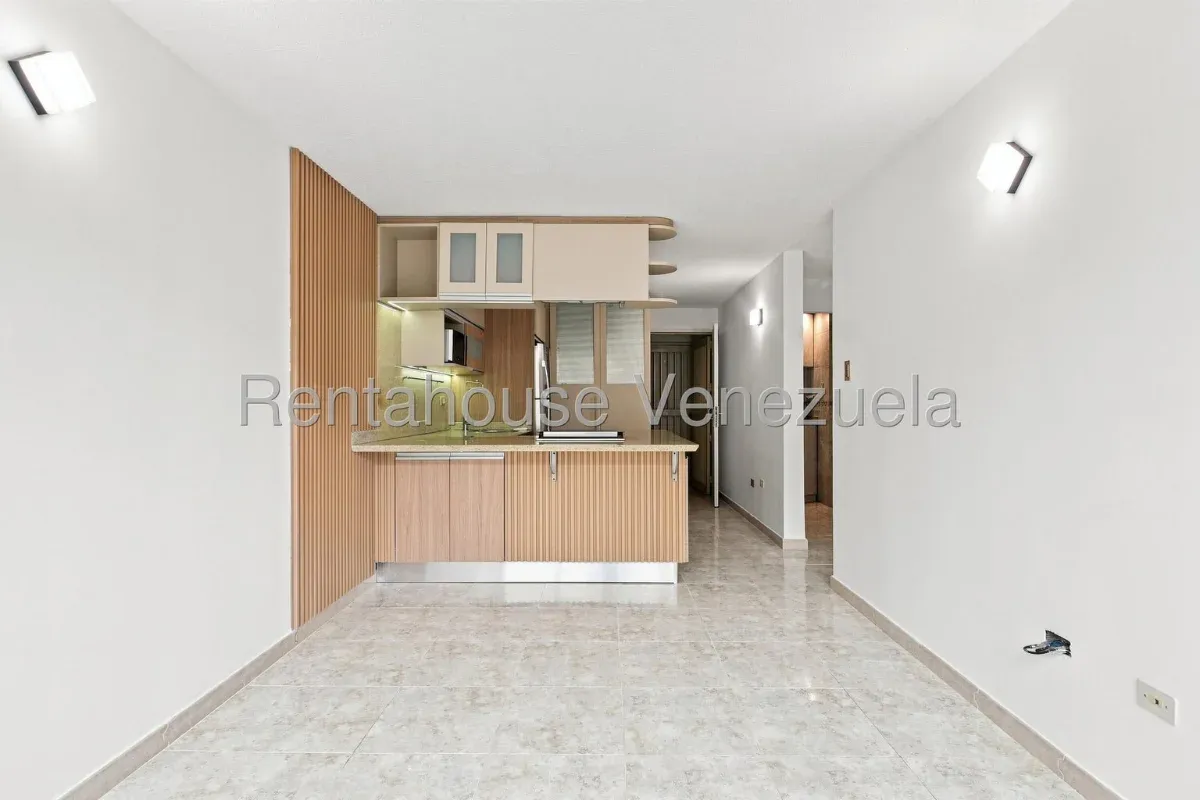 Venta de Precioso Apartamento Totalmente Remodelado | Cocina Equipada | 2 Hab + 1 Baño - 2