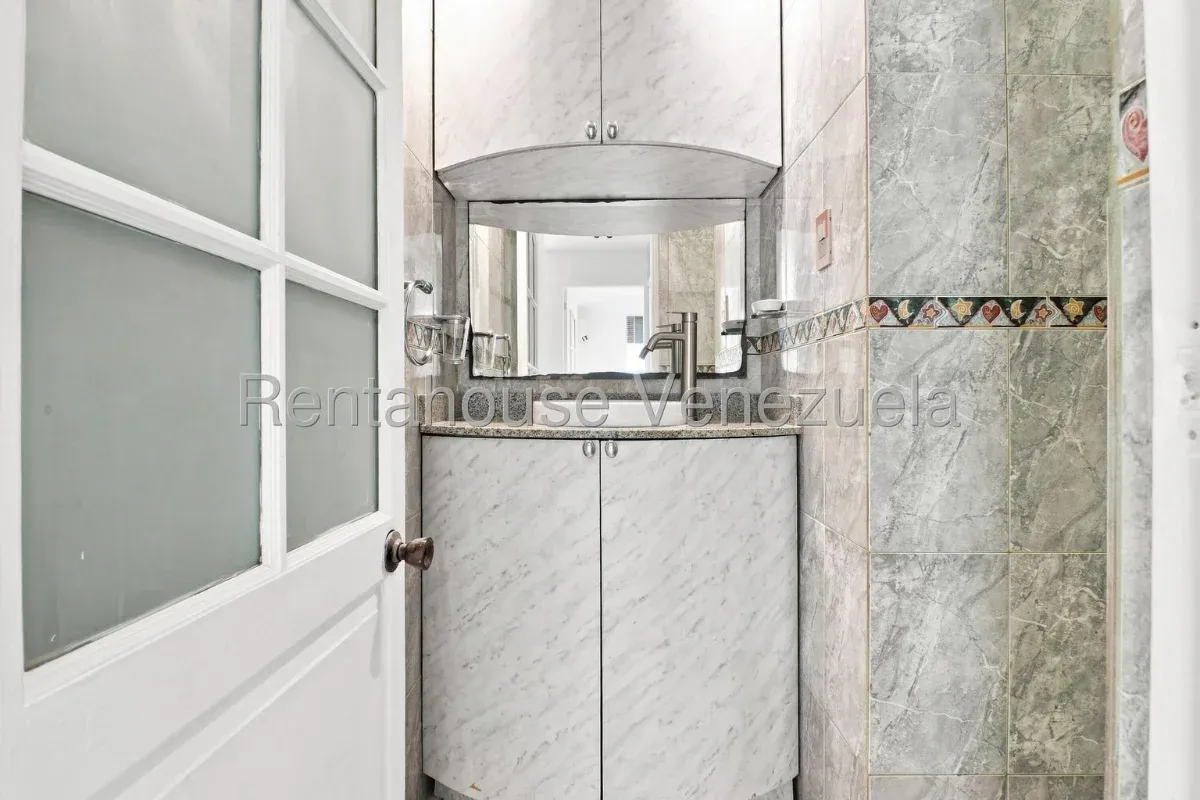 Venta de Precioso Apartamento Totalmente Remodelado | Cocina Equipada | 2 Hab + 1 Baño - 11