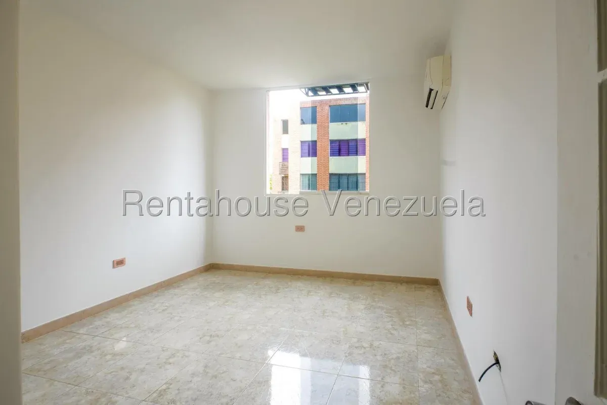 Venta de Precioso Apartamento Totalmente Remodelado | Cocina Equipada | 2 Hab + 1 Baño - 13