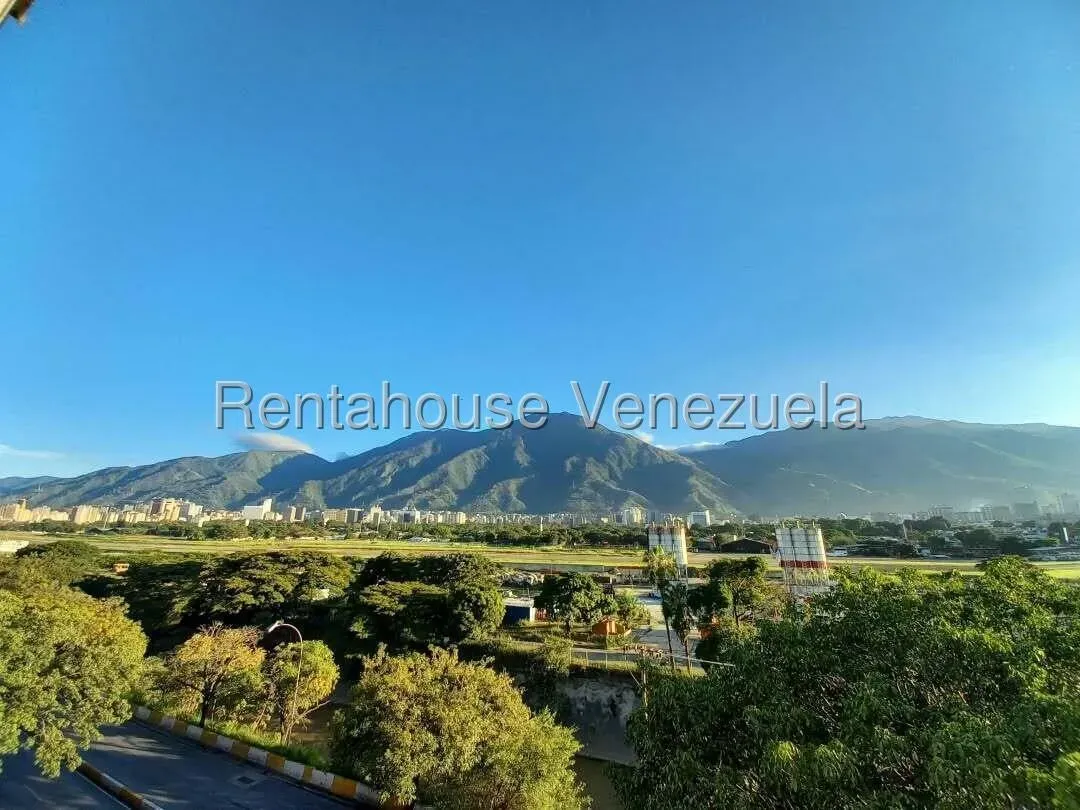 Venta de Apartamento Remodelado en Chuao | Vista al Ávila | Suministro Continuo de Agua y Luz