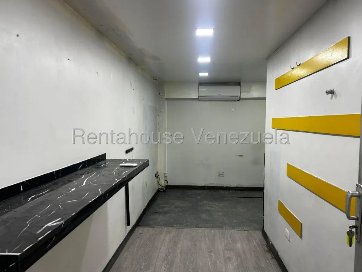 Venta/Alquiler de Local Comercial de 12 m² a Pie de Calle | Alto Tráfico Peatonal y Vehicular - 3