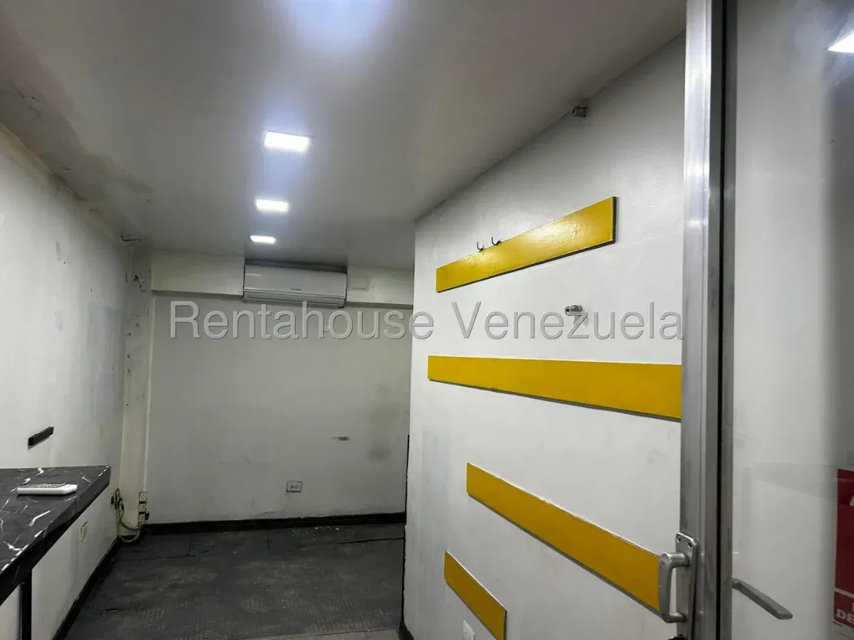 Venta/Alquiler de Local Comercial de 12 m² a Pie de Calle | Alto Tráfico Peatonal y Vehicular - 4