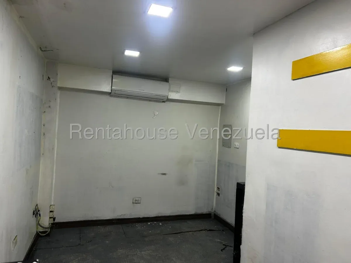 Venta/Alquiler de Local Comercial de 12 m² a Pie de Calle | Alto Tráfico Peatonal y Vehicular - 5