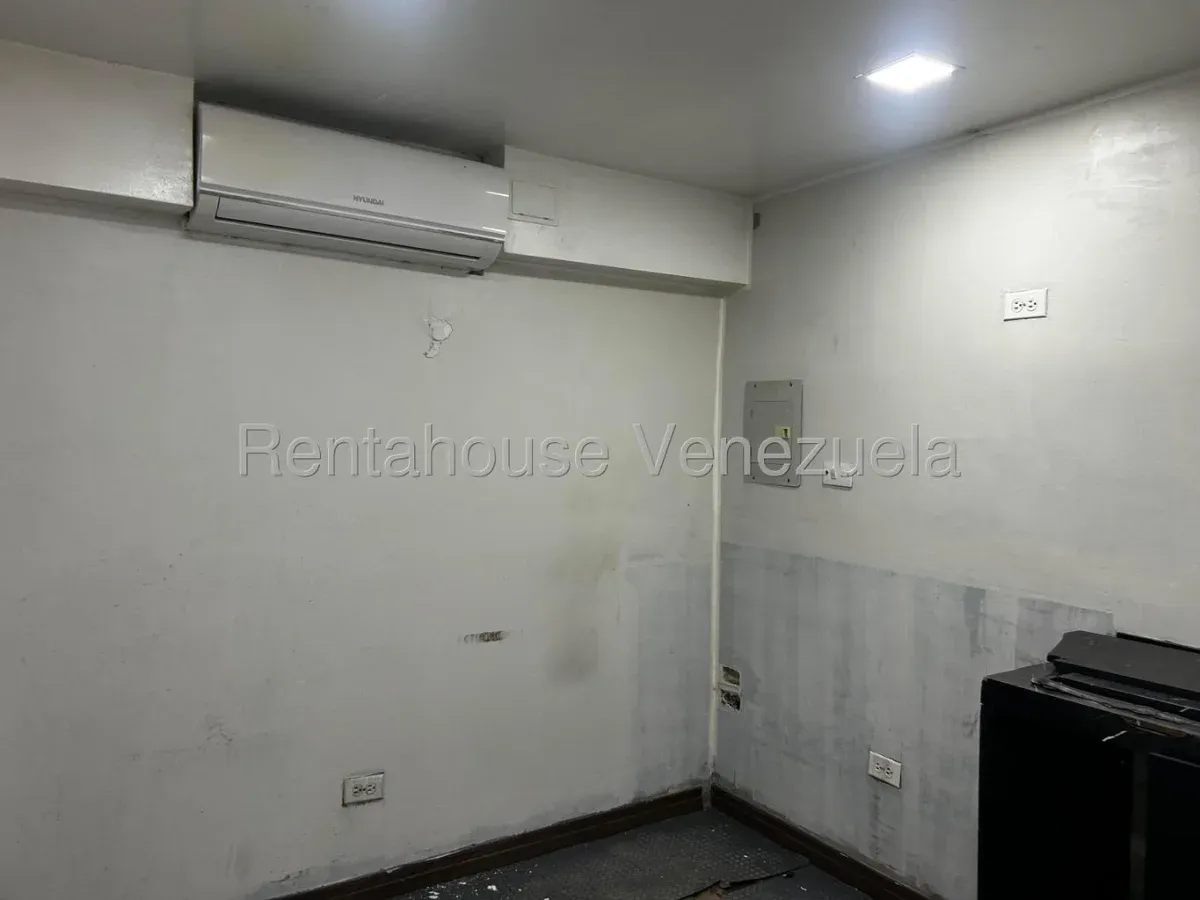 Venta/Alquiler de Local Comercial de 12 m² a Pie de Calle | Alto Tráfico Peatonal y Vehicular - 6