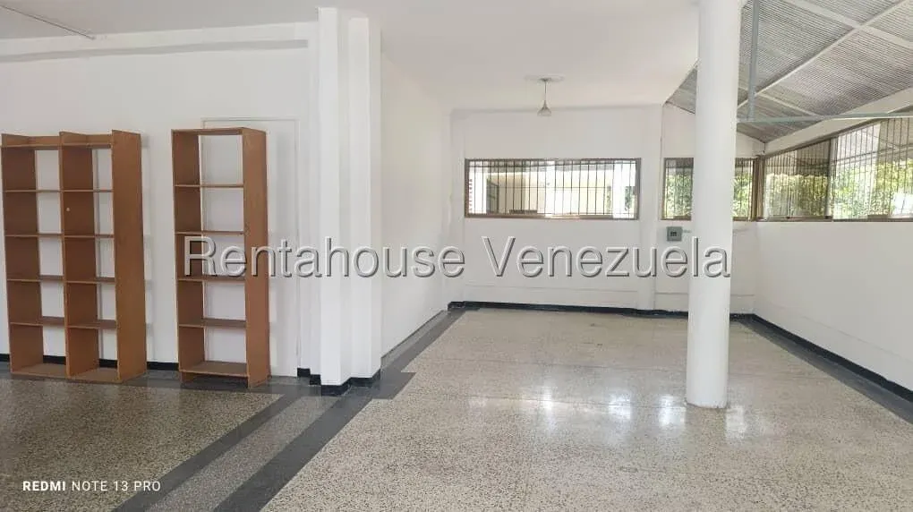 Alquiler de Espectacular y Espacioso Local Comercial | Ideal para Oficina o Taller a Puertas Cerrada - 2