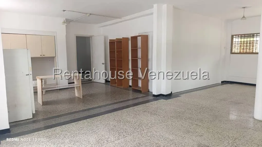 Alquiler de Espectacular y Espacioso Local Comercial | Ideal para Oficina o Taller a Puertas Cerrada - 3