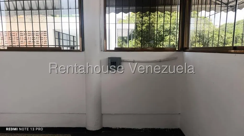 Alquiler de Espectacular y Espacioso Local Comercial | Ideal para Oficina o Taller a Puertas Cerrada - 4