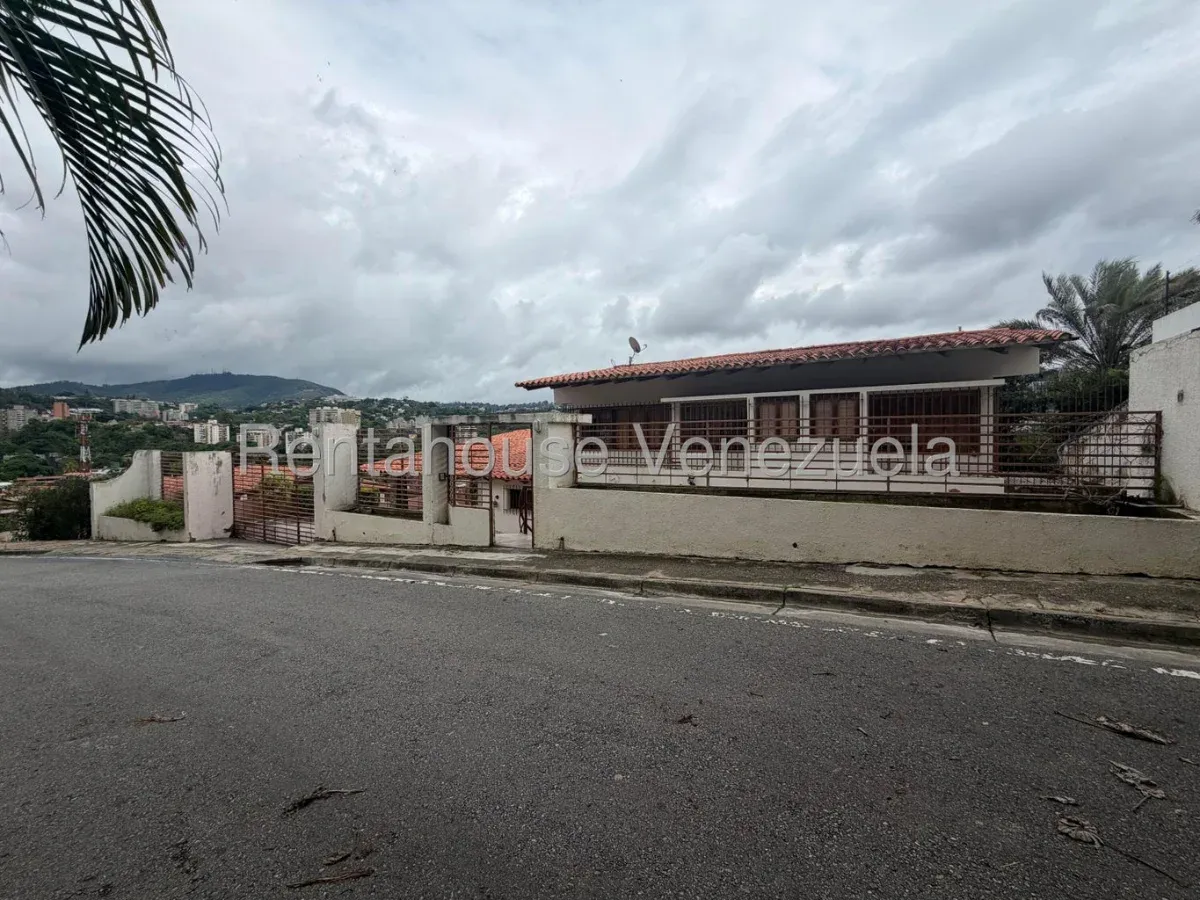 Venta de Casa para Remodelar con Estructura Insuperable | Jardines, Vista Panorámica y Calle Cerrada
