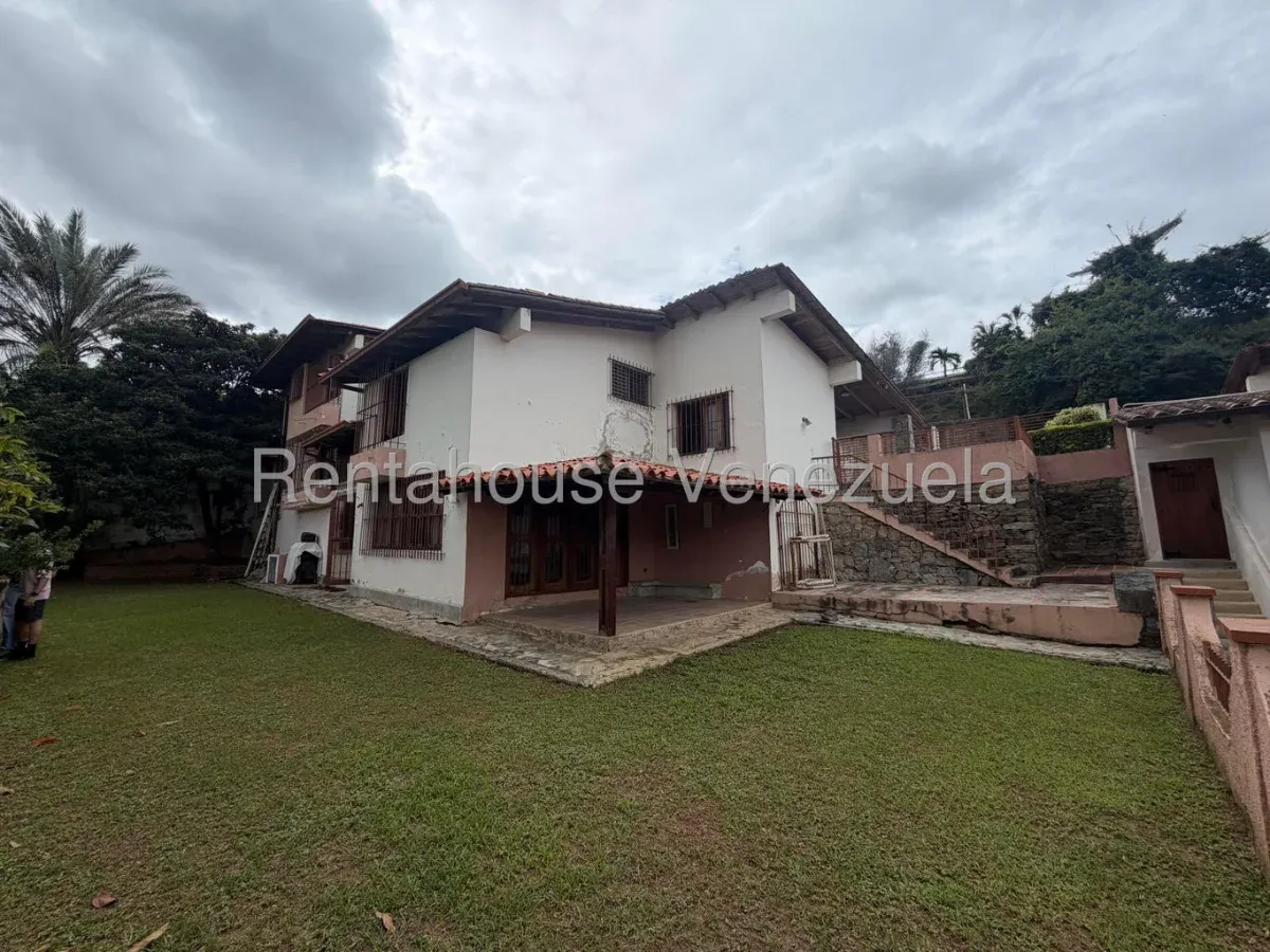 Venta de Casa para Remodelar con Estructura Insuperable | Jardines, Vista Panorámica y Calle Cerrada - 2
