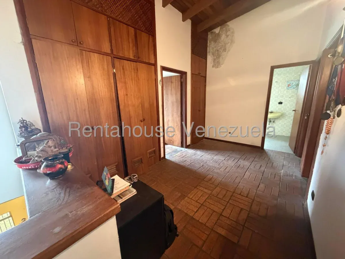 Venta de Casa para Remodelar con Estructura Insuperable | Jardines, Vista Panorámica y Calle Cerrada - 17