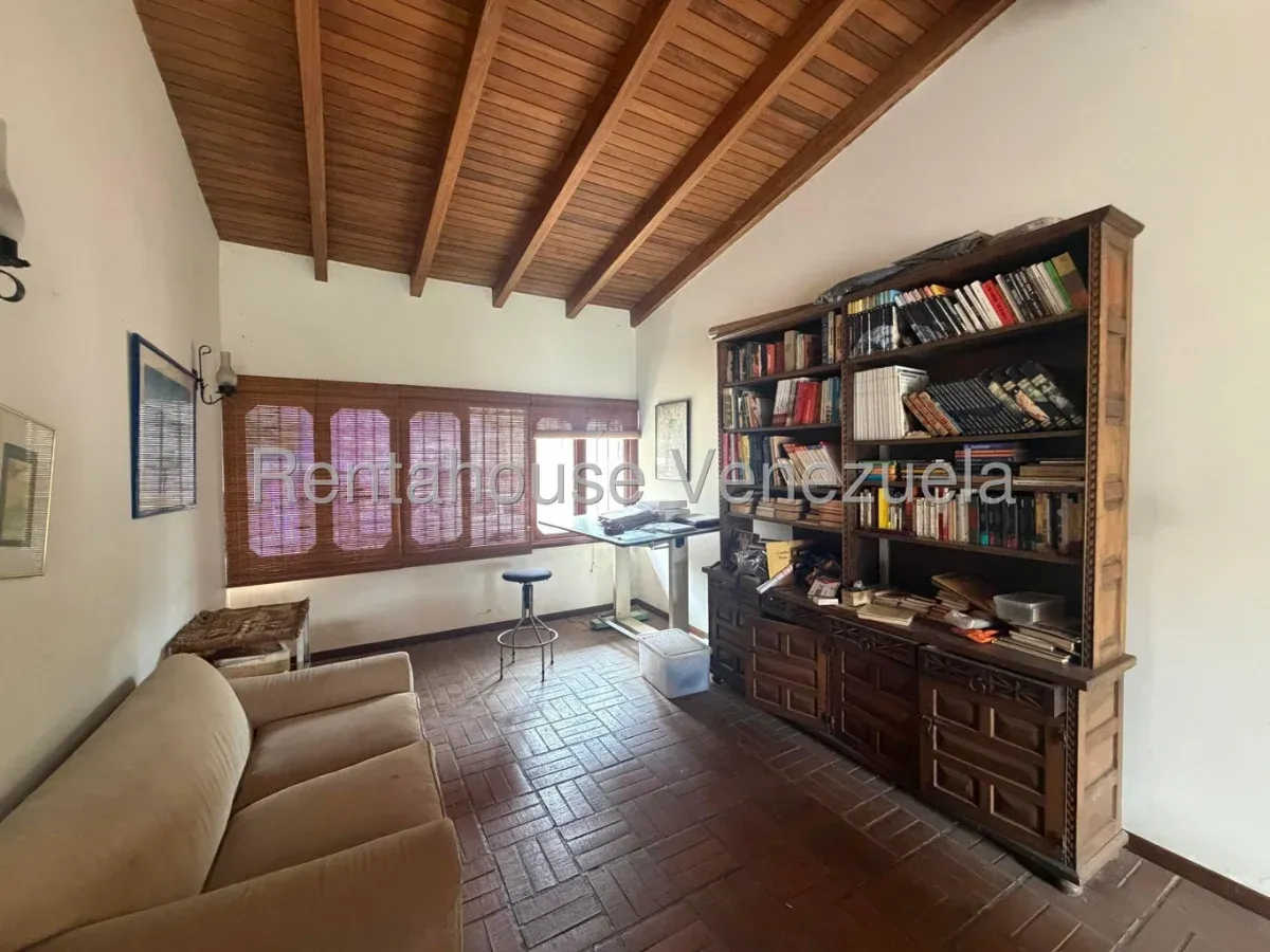 Venta de Casa para Remodelar con Estructura Insuperable | Jardines, Vista Panorámica y Calle Cerrada - 18