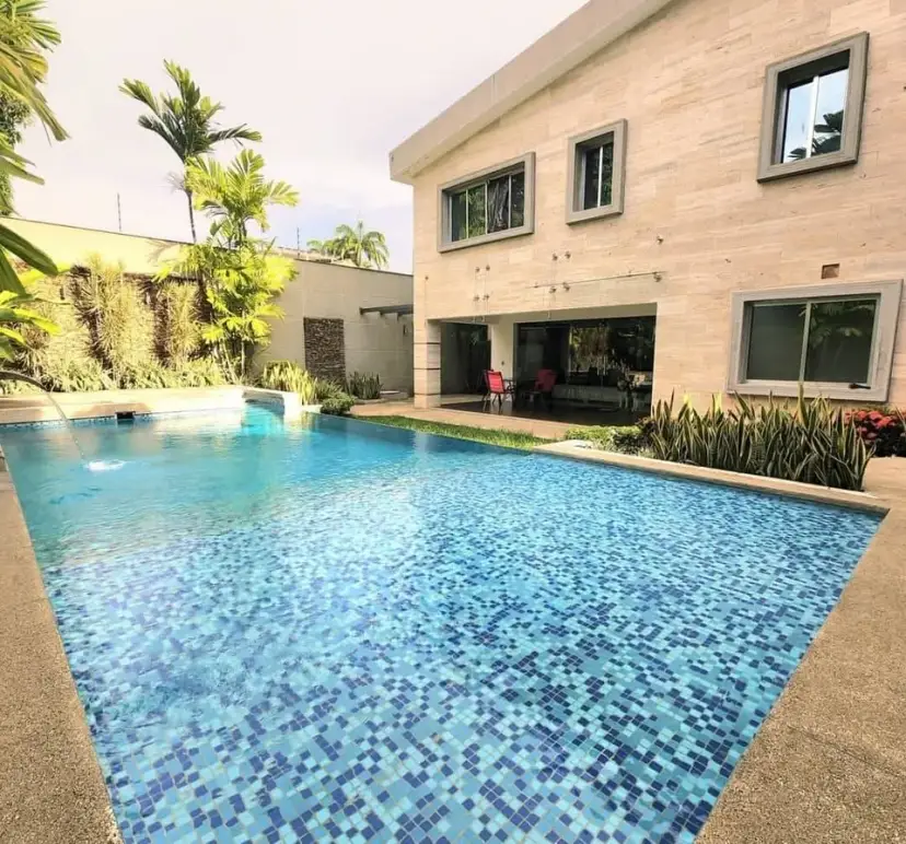 En Venta Lujosa Casa con Piscina en la Urb La Viña 