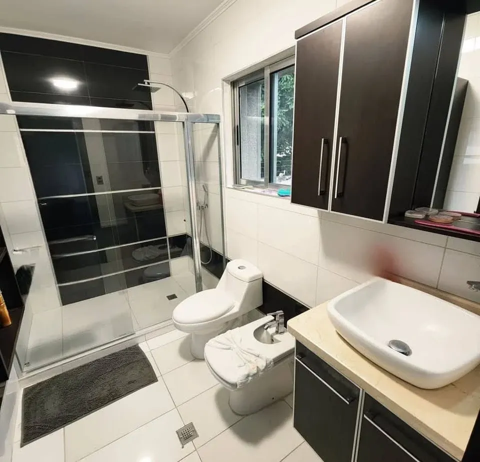 En Venta Lujosa Casa con Piscina en la Urb La Viña  - 9