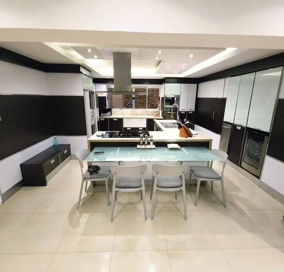En Venta Lujosa Casa con Piscina en la Urb La Viña  - 11