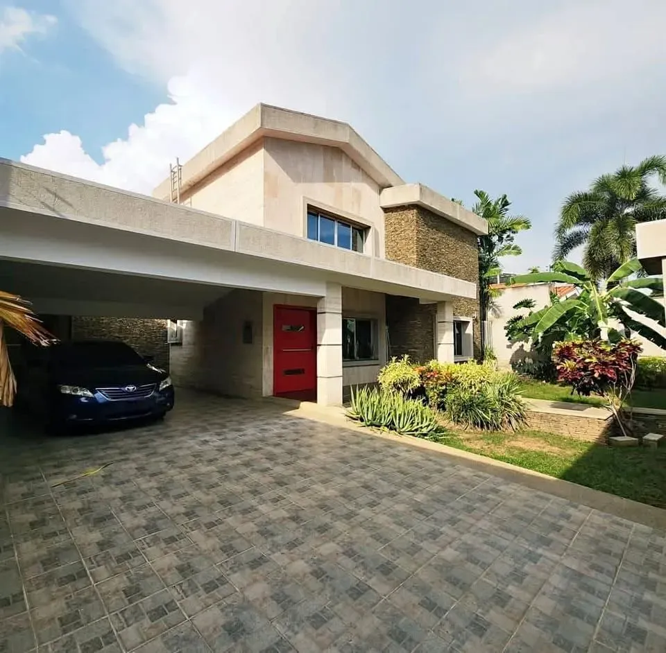 En Venta Lujosa Casa con Piscina en la Urb La Viña  - 13
