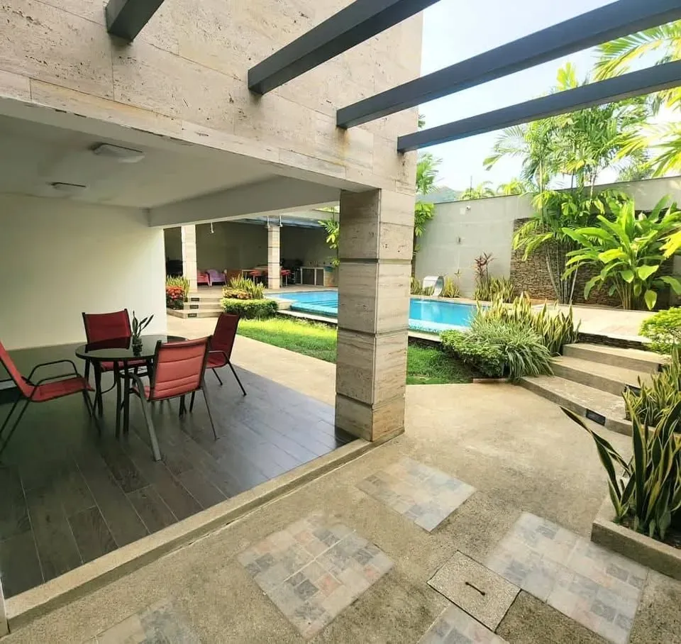 En Venta Lujosa Casa con Piscina en la Urb La Viña  - 14