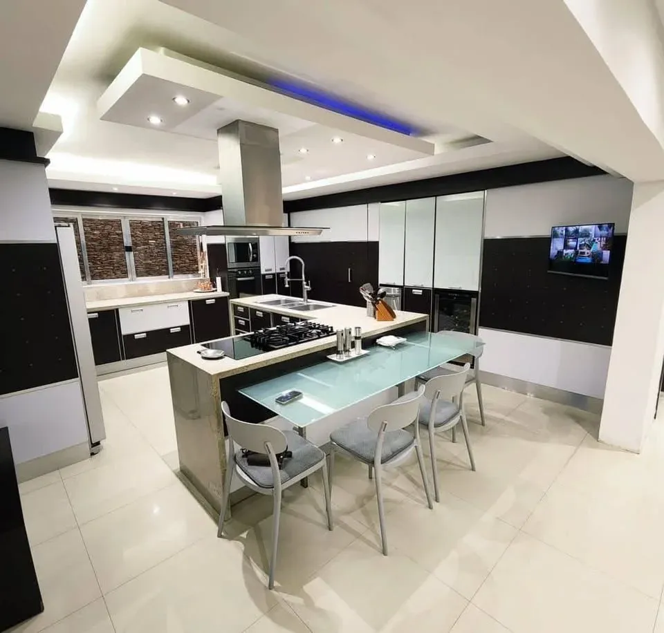 En Venta Lujosa Casa con Piscina en la Urb La Viña  - 15