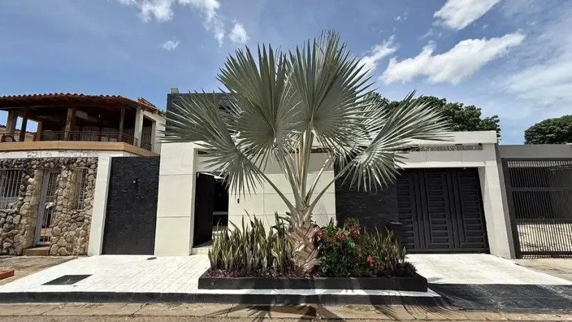 Fernando Perez Vende Imponente Casa estilo Industrial en el Trigal Centro 