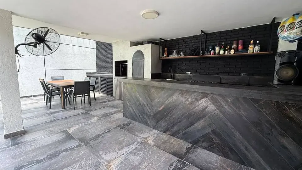 Fernando Perez Vende Imponente Casa estilo Industrial en el Trigal Centro  - 2