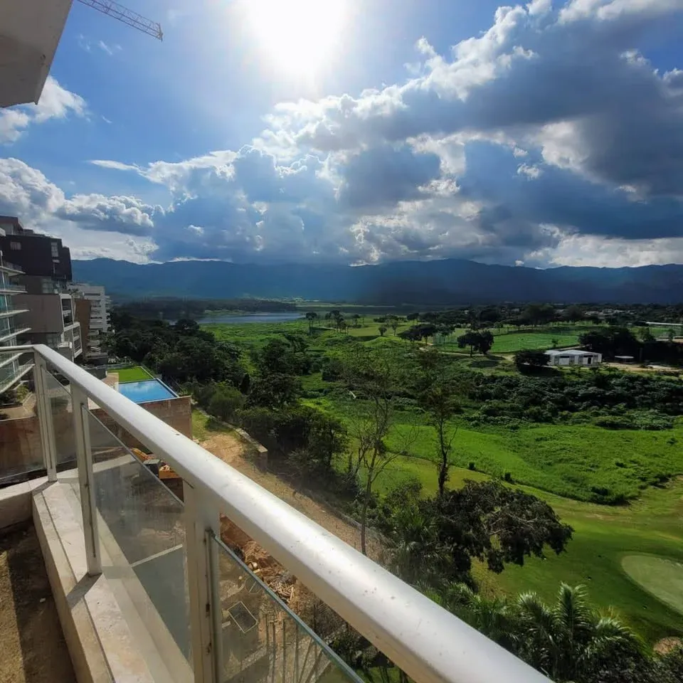 En venta Apartamento en Guataparo, urb Terrazas del Country Res XIAN con vista al campo de Golf - 2