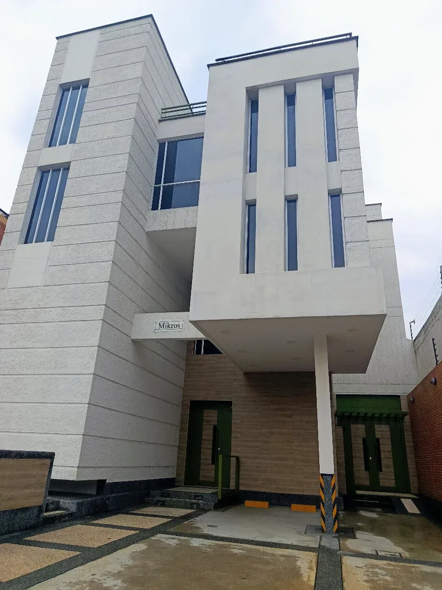 Edificio en obra limpia - 2