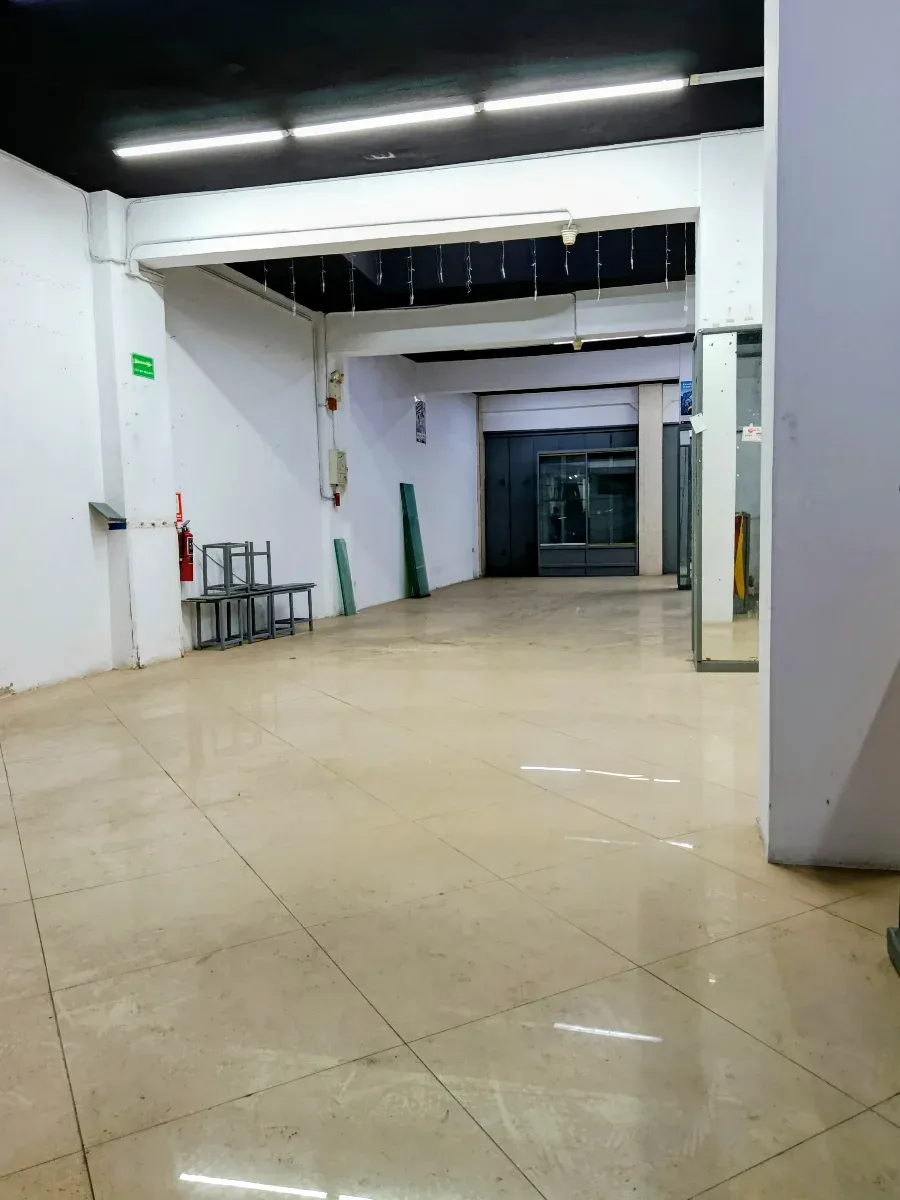 Amplio local comercial en venta  - 10