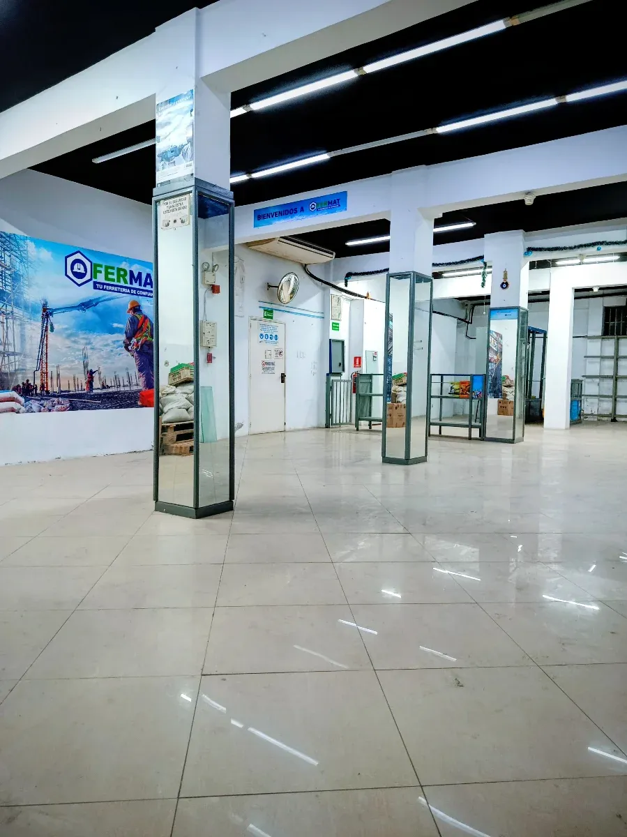 Amplio local comercial en venta  - 11