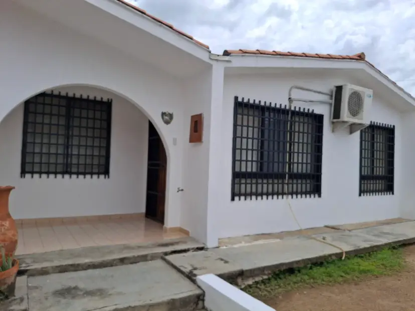 Casa familiar de 4 habitaciones en Urb. Paraparal