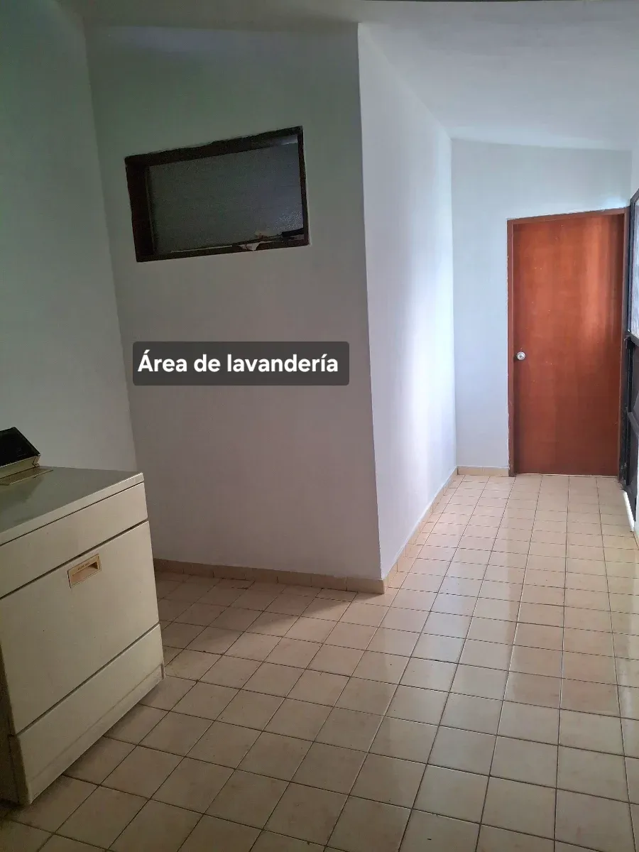 Casa familiar de 4 habitaciones en Urb. Paraparal - 28