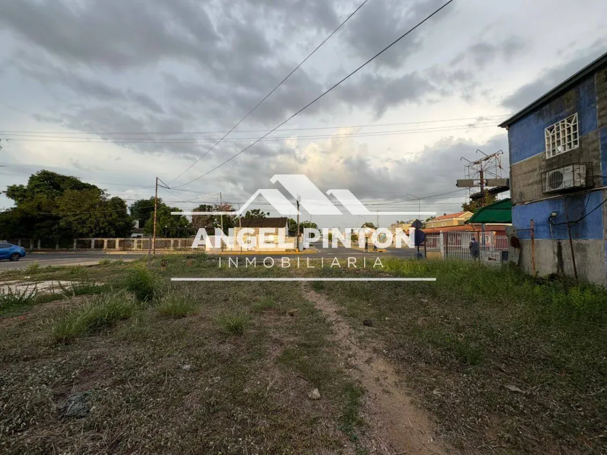 TERRENO EN VENTA. AV ANDRES BELLO CON AV UNIVERSIDAD. CABIMAS