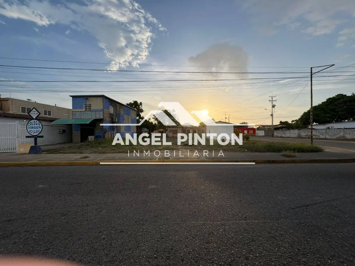 TERRENO EN VENTA. AV ANDRES BELLO CON AV UNIVERSIDAD. CABIMAS - 2