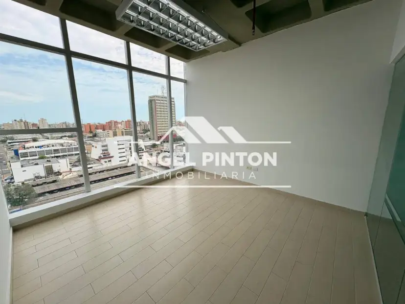 API 9390 OFICINA EN VENTA TORRE 13 MARACAIBO VENEZUELA  $199,160.00