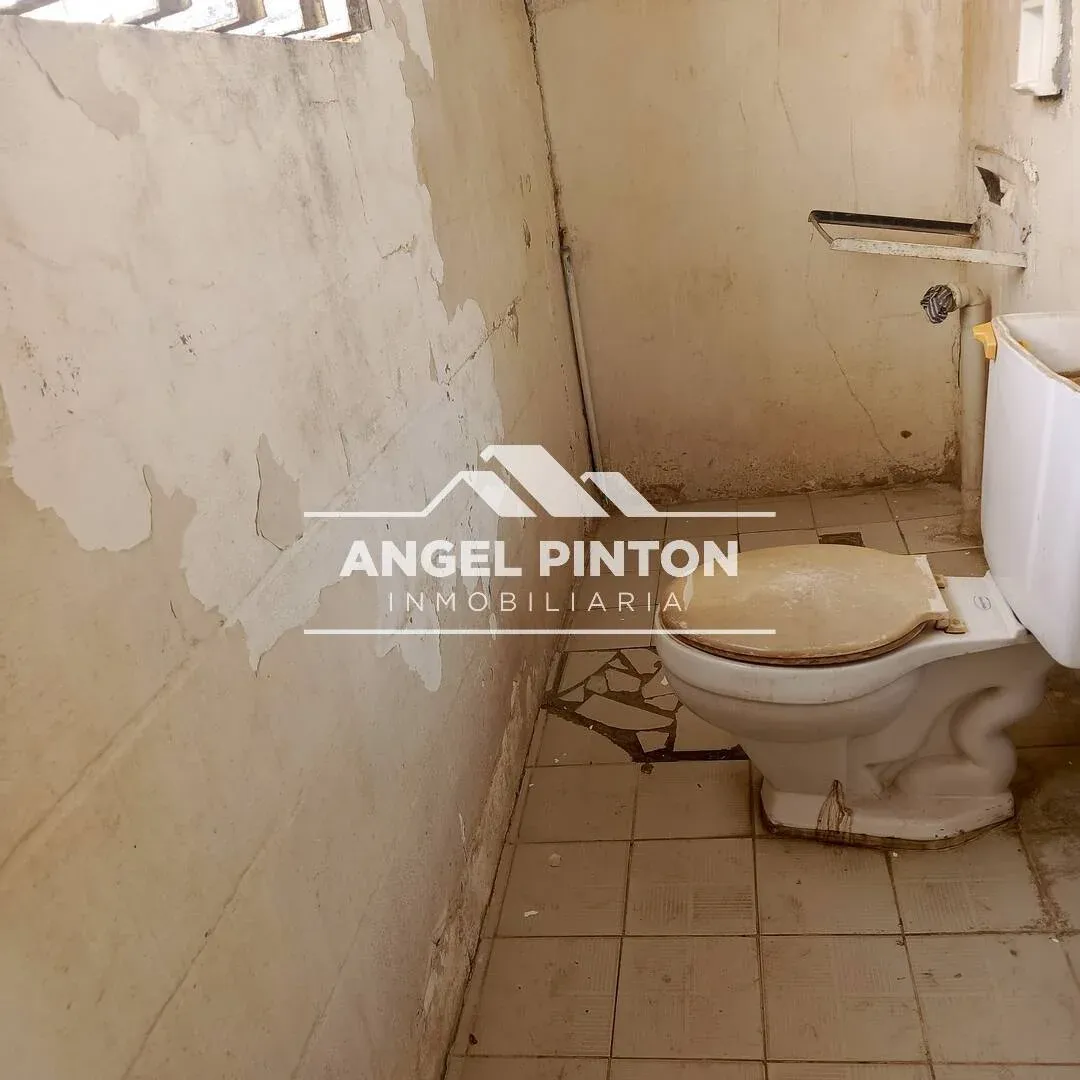  API 9700 TERRENO CON CASA COMERCIAL VENTA 18 DE OCTUBRE MARACAIBO VENEZUELA $ 55.000 Elluz Blanco  - 10