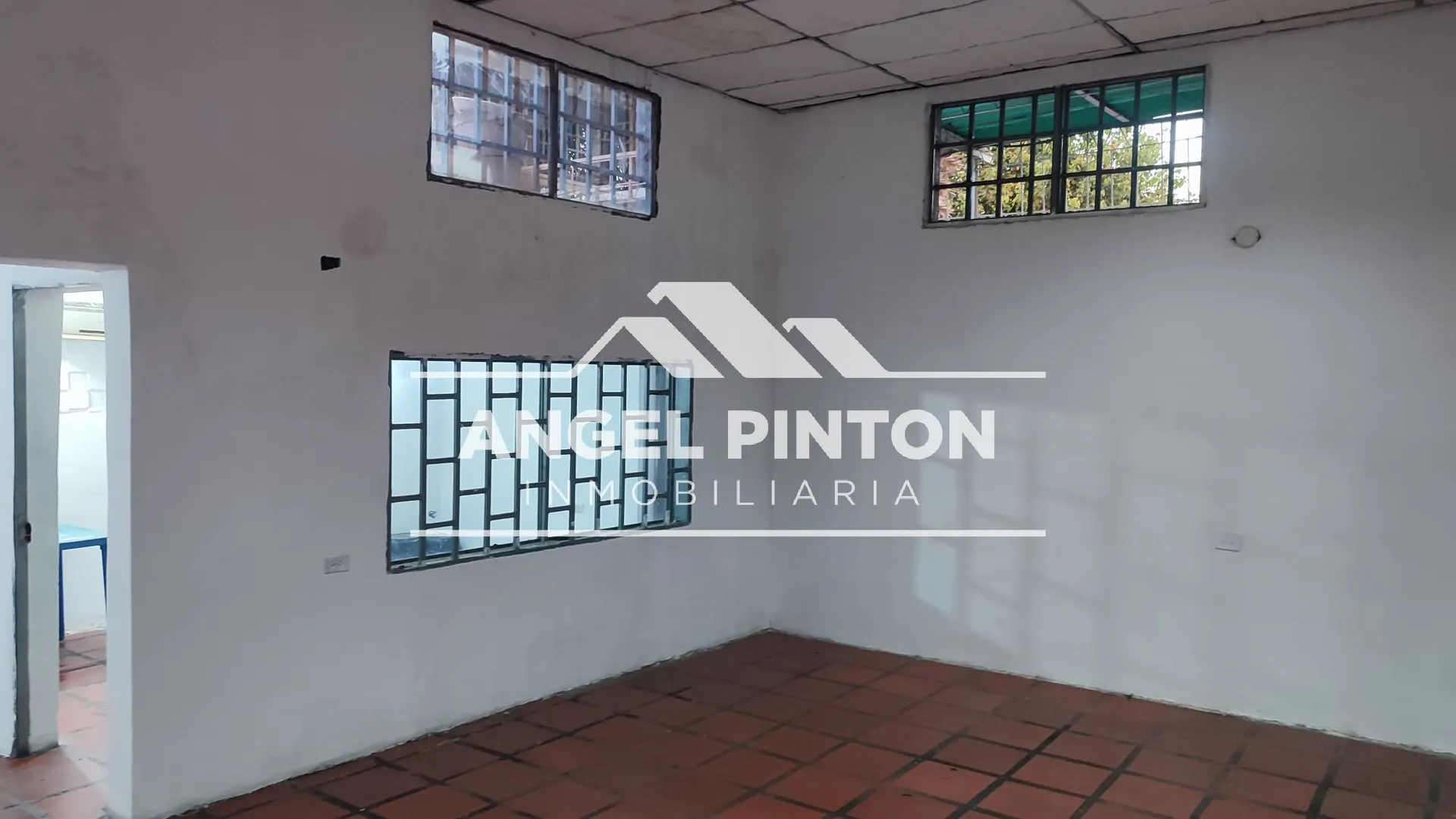 API 9724 GALPON ALQUILER LA LIMPIA MARACAIBO VENEZUELA $ 700 Elluz Blanco - 5