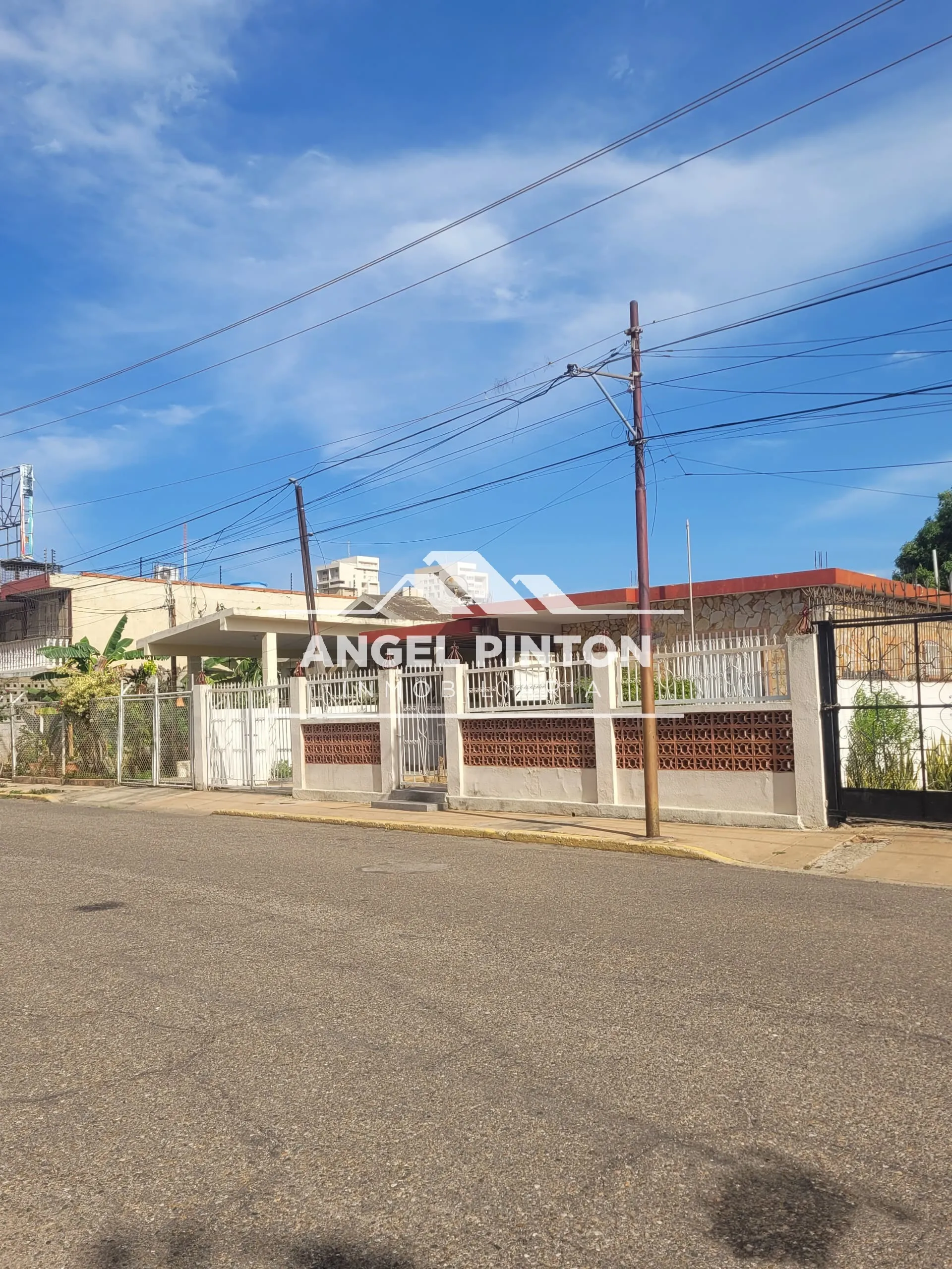  API 9836 CASA COMERCIAL EN VENTA AV SANTA RITA MARACAIBO VENEZUELA $ 150.000   - 2