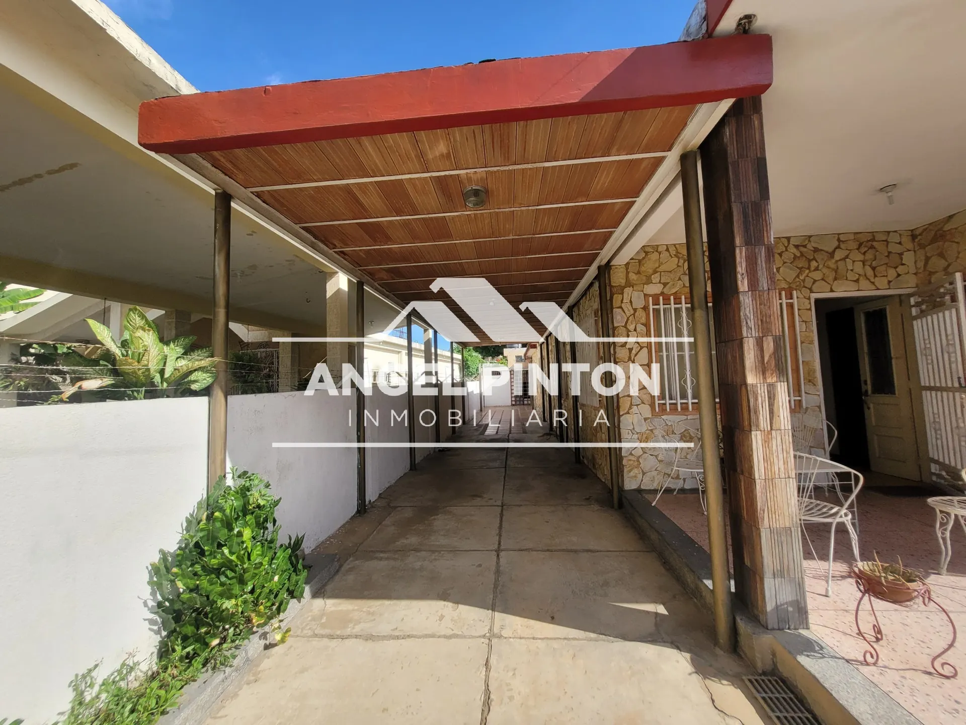 API 9836 CASA COMERCIAL EN VENTA AV SANTA RITA MARACAIBO VENEZUELA $ 150.000   - 4