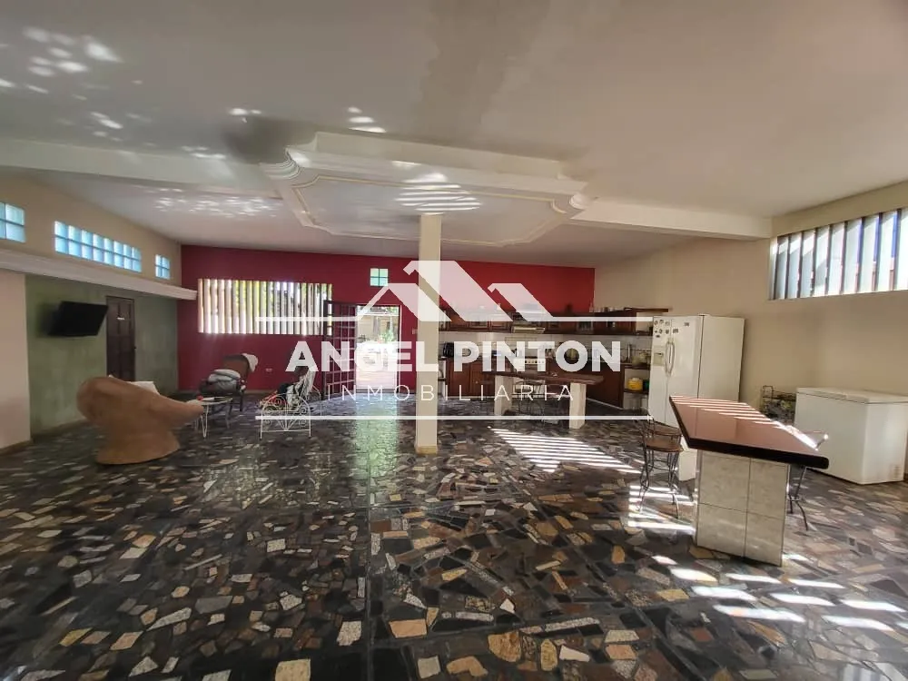  API 9836 CASA COMERCIAL EN VENTA AV SANTA RITA MARACAIBO VENEZUELA $ 150.000   - 14