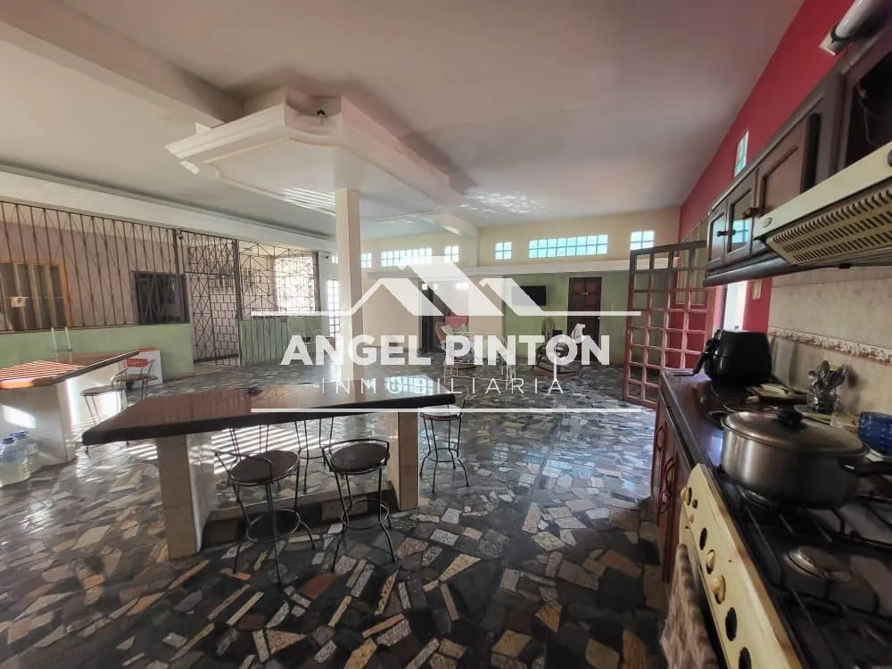  API 9836 CASA COMERCIAL EN VENTA AV SANTA RITA MARACAIBO VENEZUELA $ 150.000   - 15