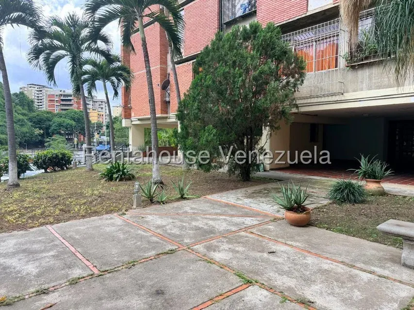 Excelente Oportunidad de Inversión: Amplio Apartamento a Remodelar en El Cafetal - Julio Morales Rah - 27