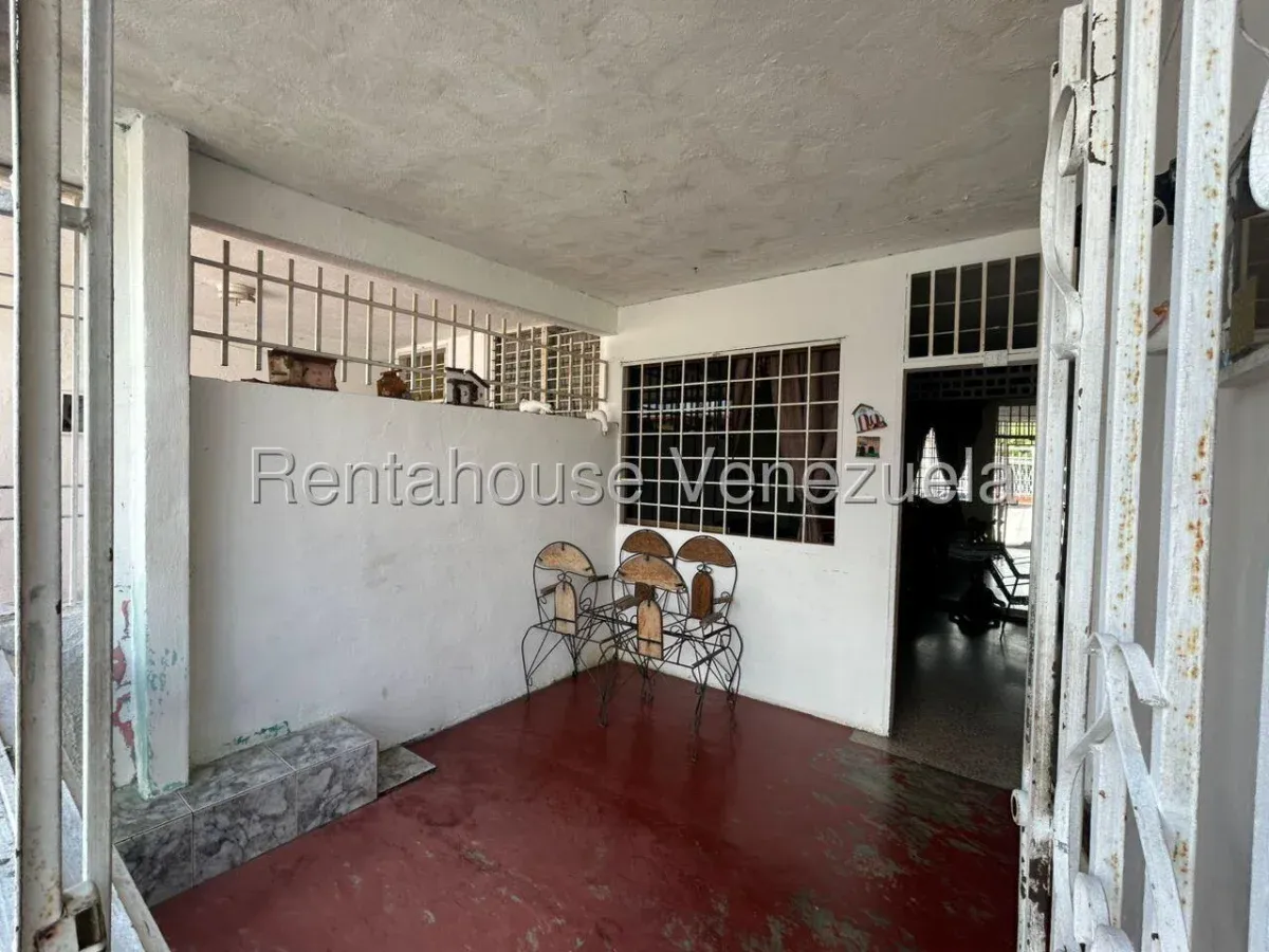 Casa Familiar en Venta, ubicada en la Urbanización Libertador, Plata III en Valera - 5