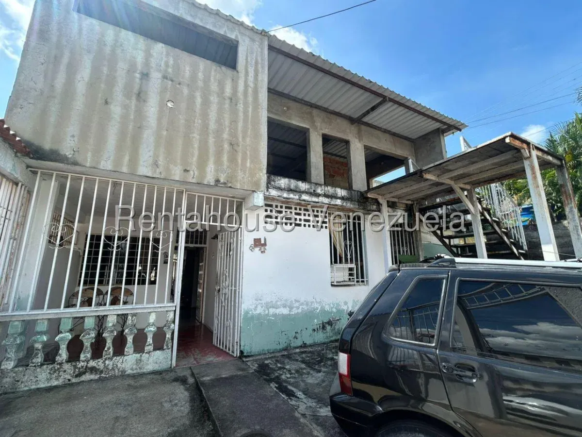 Casa Familiar en Venta, ubicada en la Urbanización Libertador, Plata III en Valera - 4