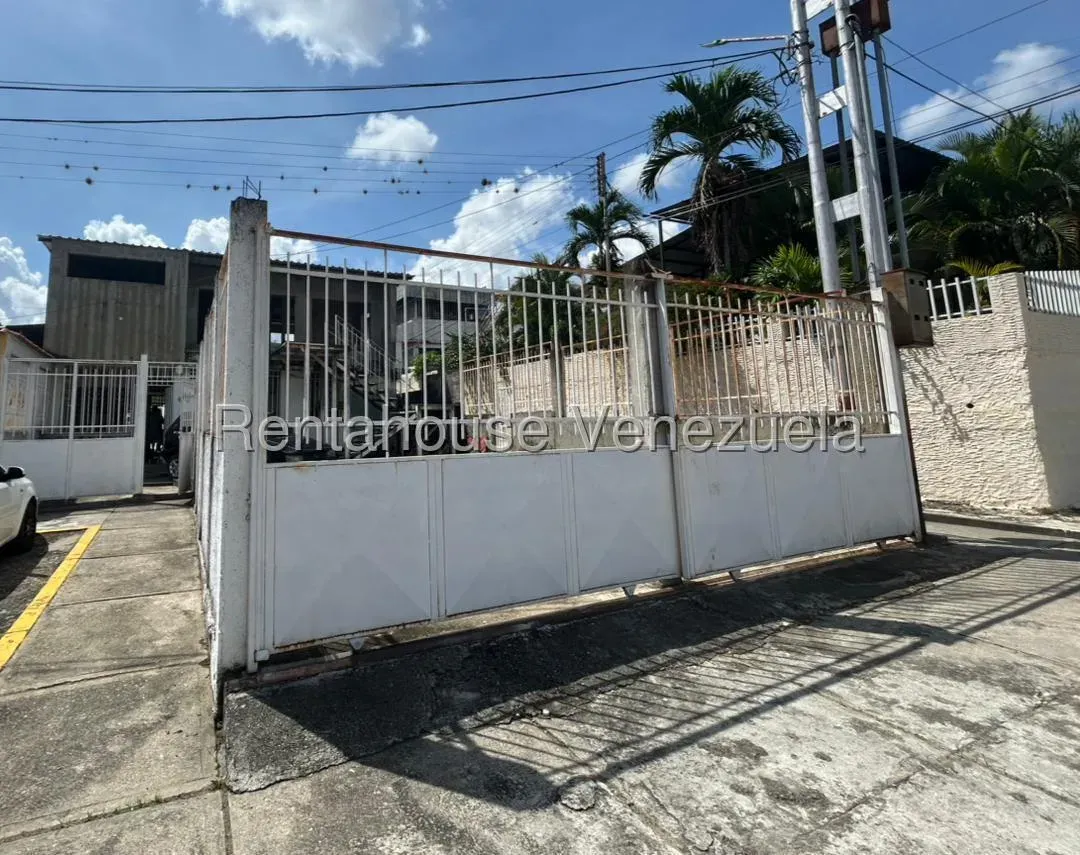 Casa Familiar en Venta, ubicada en la Urbanización Libertador, Plata III en Valera - 2