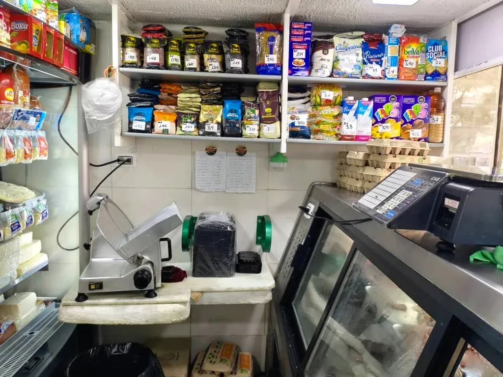 Se vende local comercial de 22 mts² con baño más fondo de comercio mobiliario nuevo y inventario  - 10