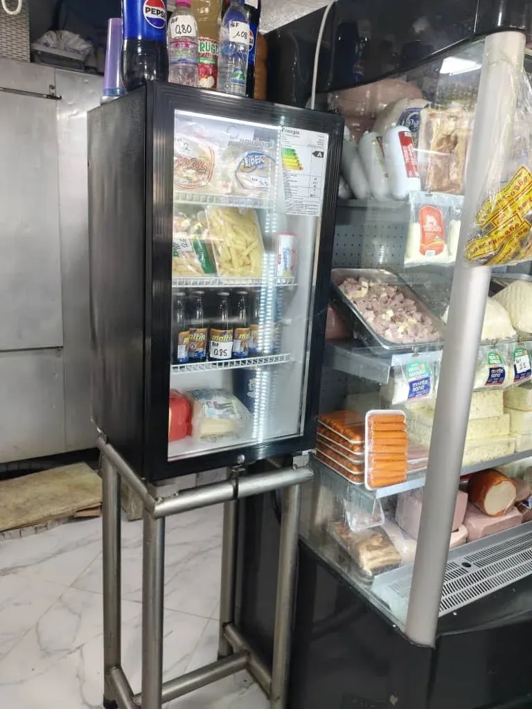 Se vende local comercial de 22 mts² con baño más fondo de comercio mobiliario nuevo y inventario  - 11