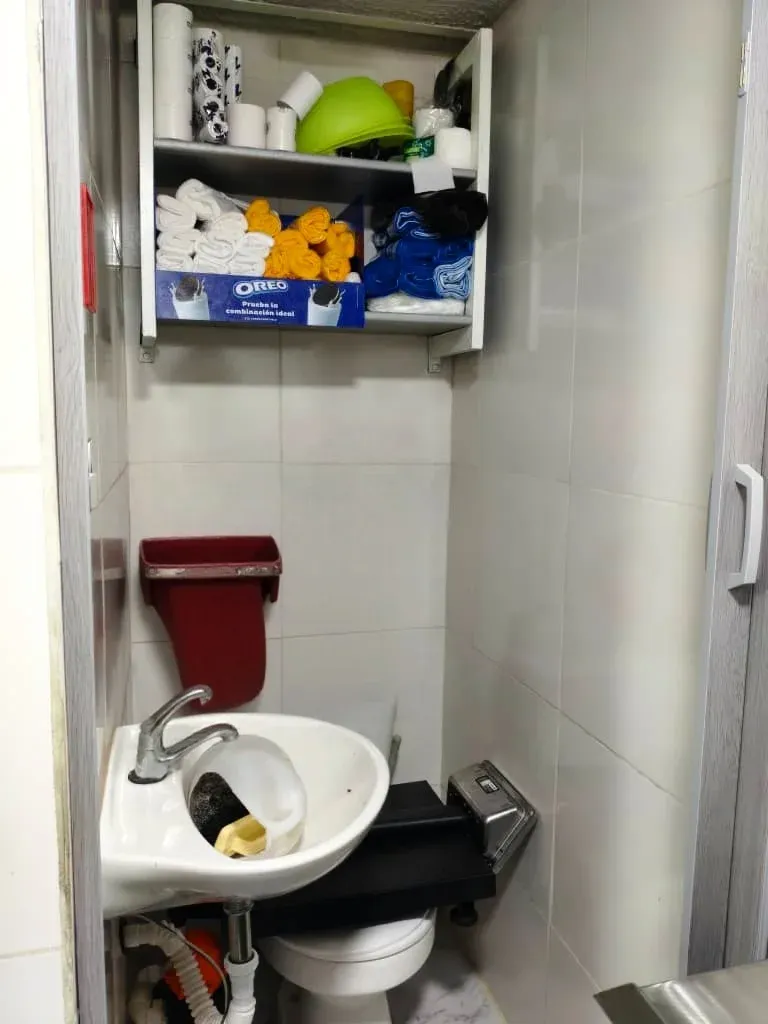 Se vende local comercial de 22 mts² con baño más fondo de comercio mobiliario nuevo y inventario  - 12