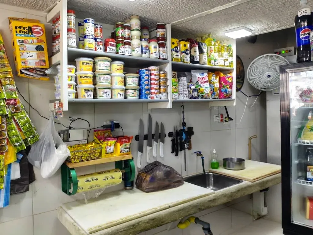 Se vende local comercial de 22 mts² con baño más fondo de comercio mobiliario nuevo y inventario  - 14